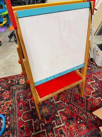 Kids art easel 1