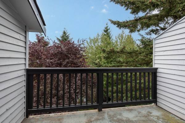 $1,950 / 2br - 860ft2 - Falling Leaves … Falling Prices! They’re Both Happening at Avon Park (Burien)63929300772354124