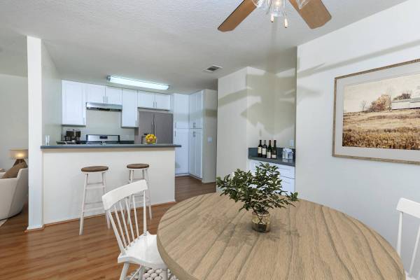 $3,057 / 2br - 997ft2 - Cable Ready, 2bd 2ba, Situated in Santa Clarita! (Santa Clarita)63912983473923120