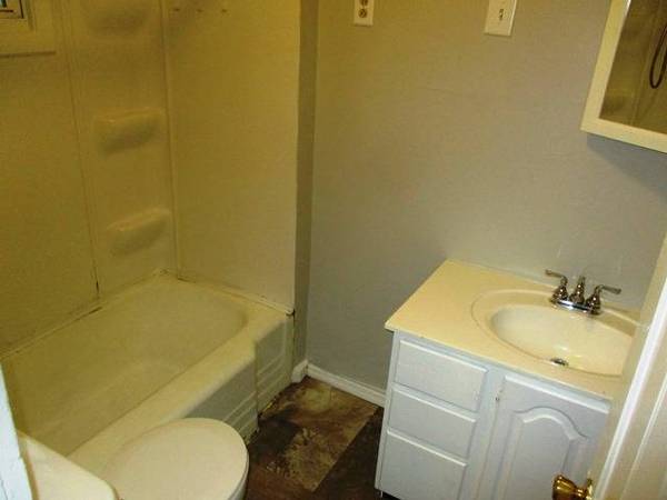 $1,200 / 2br - Casa Unifamiliar Cerca del Centro (917 N Lee)63700508851587123