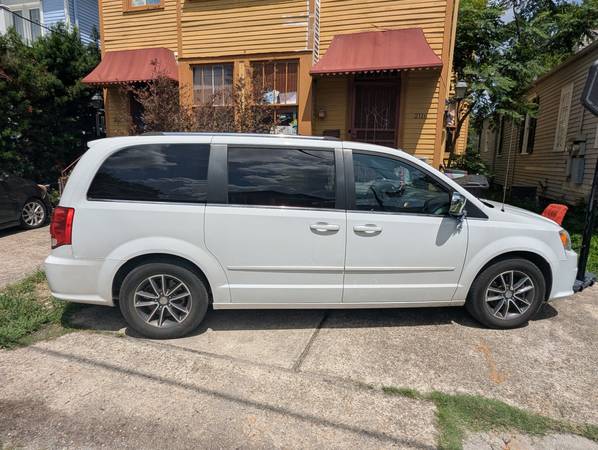 DODGE Grand Caravan 2017 - $6,200 (New Orleans)63612964646787121