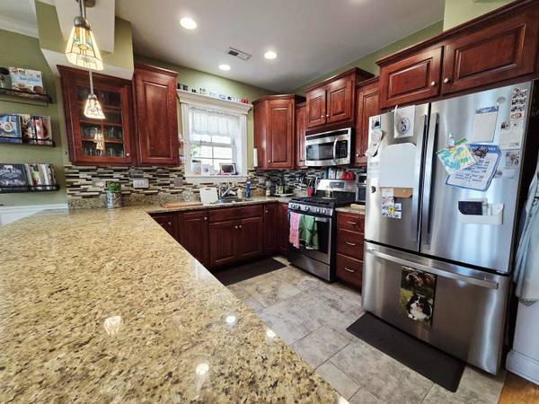 $2,995 / 3br - 1350ft2 - Penthouse 2-bath (furnished if desired) near Blue Line, w/garage, W/D (Old Irving Park)64041643857921123
