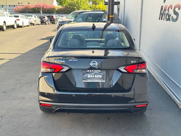 2021 Nissan Versa SV sedán Super Black - $15,421 (LLAME AL 510-722-6092 !!)63438934799617124