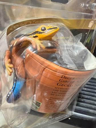 Drip master frog and gecko adjustable pot sprinklers 1