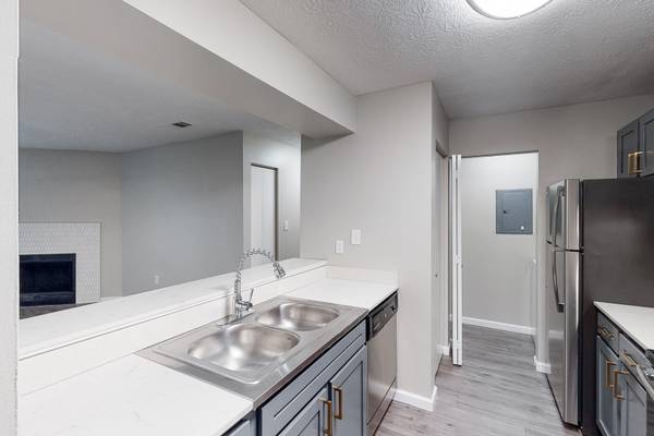 $1,325 / 1br - 750ft2 - Edificio Libre de Humo, Chimenea al Aire Libre y Sala de Estar (916 Beaver Grade Road, Pittsburgh, PA)63664545236867122