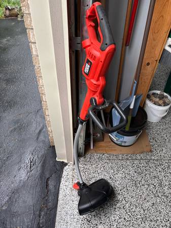 Black & Decker Electric Trimmer w/ edging guide roller 1