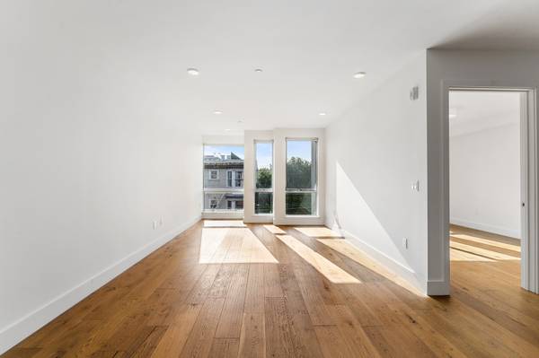 $3,495 / 1br - 791ft2 - Bright South Facing Condo w/ Hardwood Floors; Parking Available (mission district)63880133498113122