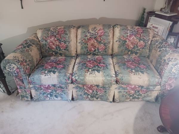 FLORAL BROYHILL COUCH