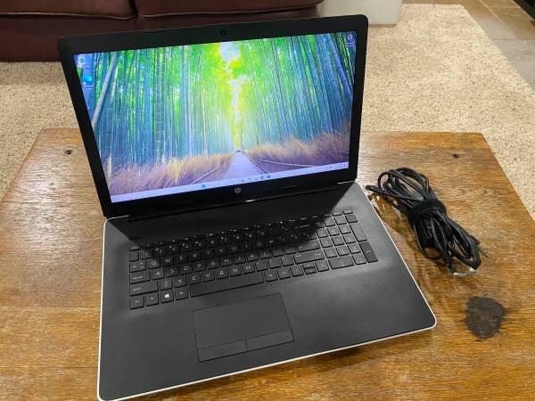 17.3" HP Notebook 17, Intel i5 8250u, 8gb ram 1