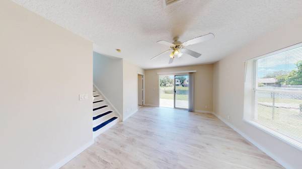 $2,600 / 3br - Spectacular lake view From Stunning 3 bed Townhome ~ Fenced backyard (West Palm Beach - 33415*)63825470684673123
