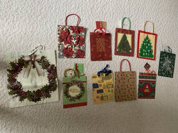 10 Christmas tree/wreath/poinsettia gift bags 1