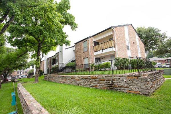 $1,675 / 3br - 1104ft2 - Brand New Cabinet Fronts, Large Closets, Microwave (4328 Duck Creek Dr, Garland, TX)63846410249857122