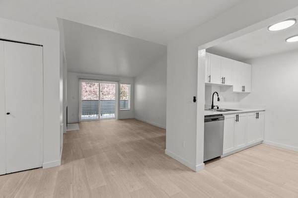 $2,560 / 3br - 1200ft2 - Visita Hoy, Piscina, Spa, Lavadora/Secadora, Recién Remodelado (Martha Lake)63688443831427123