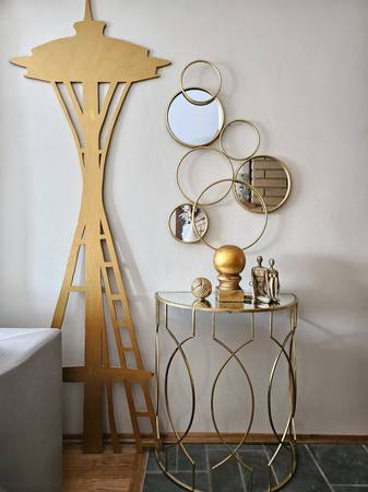 Mesa de recibidor con espejo estilo Art Deco dorado - $200 (Auburn)63471461192321122