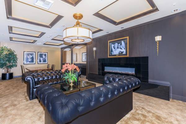 $2,459 / 1br - 684ft2 - Dishwasher, Soaking Baths, Wood Laminate Flooring (1026 S Broadway, Los Angeles, CA)63912983423234121