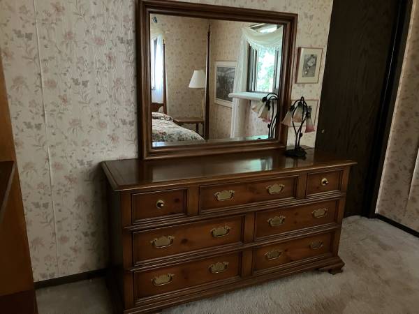 Dresser w/mirror 1