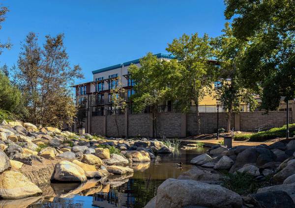 $2,600 / 1br - Contemporary 1 Bed in North San Diego- Bocce Ball Court, Private Patio (Vista Village)63657108537731123
