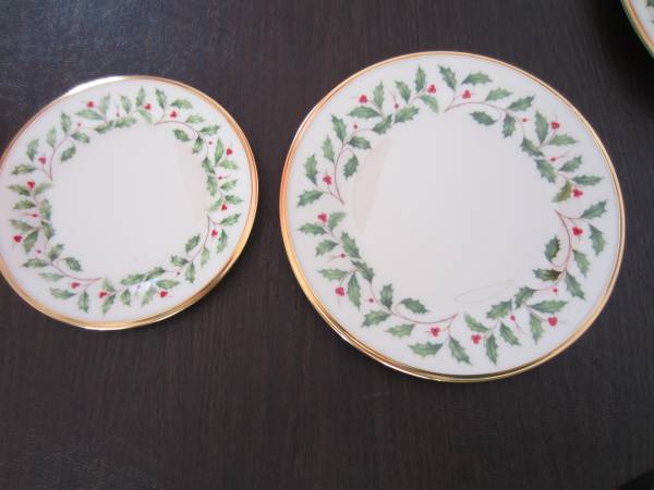 Lenox Dimension Collection Pattern: Christmas Holiday - Like New 1