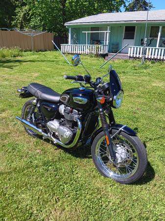 TRIUMPH BONNEVILLE T100, Only 750 Miles, Like NEW!