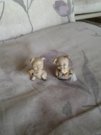 2 porcelain pigs 1
