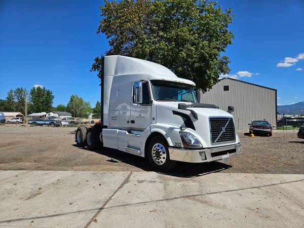 2014 Volvo VNL Semi-Truck 1