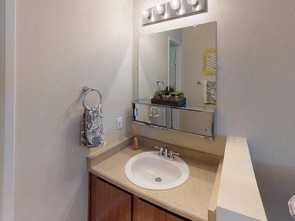 $1,299 / 1br - 644ft2 - Mature Trees and Landscaping, BBQ/Picnic Area, Courtyard, Free Weights (Colorado Springs Central by University Park South of Ac)63658196403587123