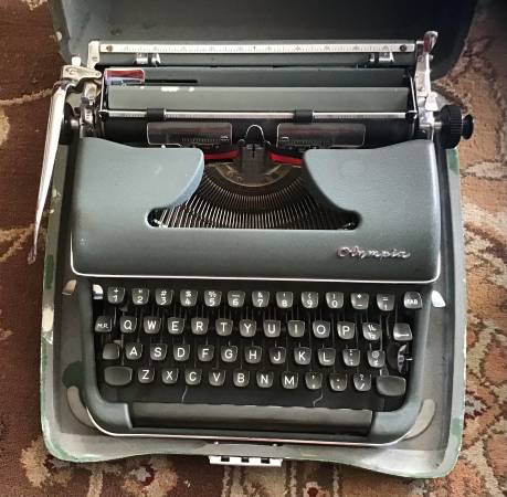 Olympia SM3 typewriter with case 1