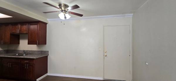 $2,395 / 2br - Apartamento de dos habitaciones renovado con estacionamiento y lavandería en el lugar (National City)63663940456451121