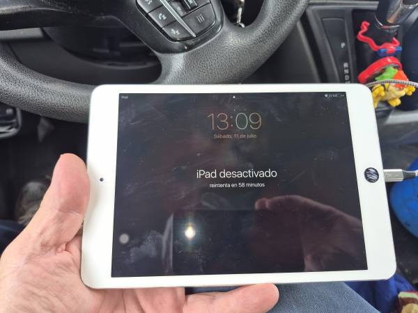 I Pad Tablet with charger 1