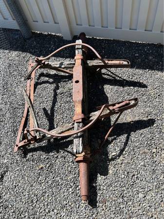 Eje delantero de vagón antiguo - $50 (Nampa)63471411501313123