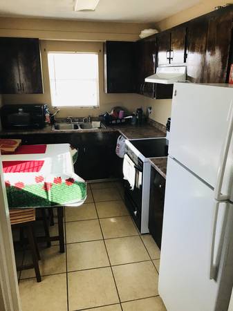 $165 / 1br - Room to rent weekly, One mile from downtown Bay front, (Corpus Christi ,TX)64036535426562122