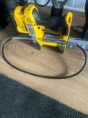 Dewalt 20 V max cordless grease gun 1
