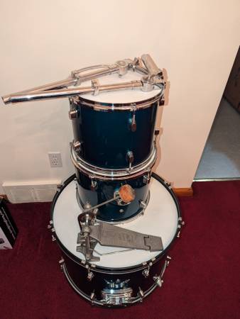 DRUMS 3 PCS  BASS, 2TOMS AND A BASS PEDAL 1