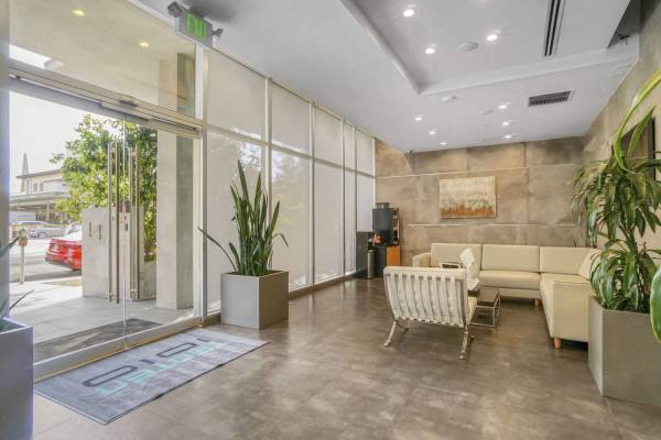 $3,595 / 1br - 987ft2 - State-of-the-art Fitness Center, Efficient Appliances, Dishwasher (111 N Louise St, Los Angeles, CA)63857624765697120