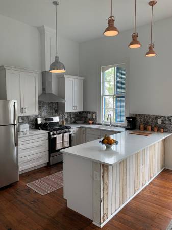 $2,400 / 2br - 1400ft2 - Amplio apartamento en 2º piso de casa histórica con piscina disponible ahora (Bywater)63791898633985120