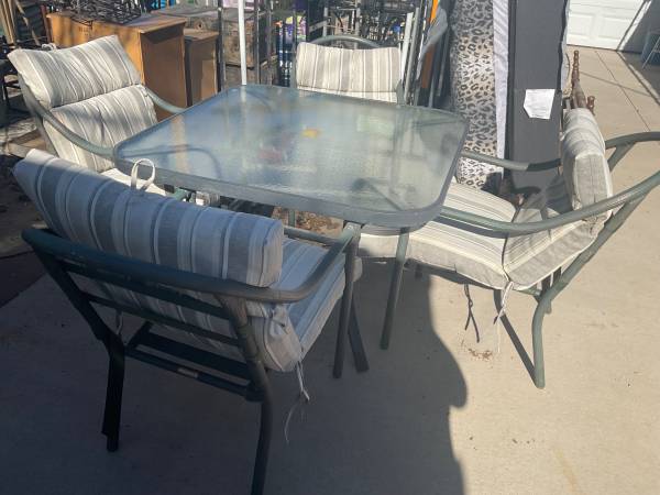 Patio table w/chairs 1