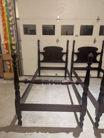 Antique Mahogany Matching Twin Four Poster Beds - $325 (Hillsborough)63470912141955122