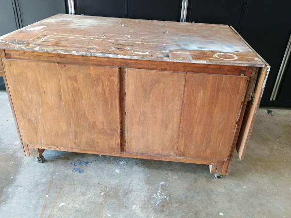 Craft table / workbench with storage 1