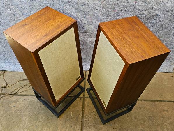 AR3a Speakers in Walnut (like new all original including grill cloth) 1