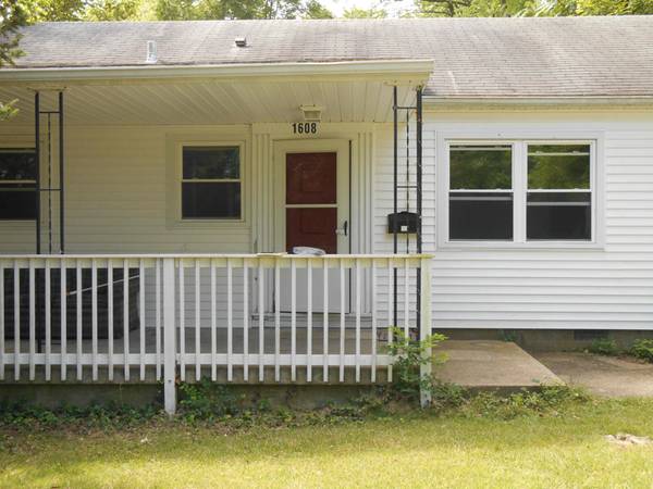 $2700.00 / 3br - 1400ft2 - Close to IU campus.  Walking distance to IU.  Parking and fenced it ya63935965814531122