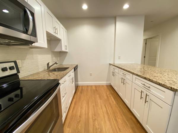 $2,250 / 2br - 781ft2 - Large 2 BR/2Bath Apt with 2 months Free Rent!  Boutique Living! (875 Elm St, Citizen's Bank Bldg-Manchester)63931657236098124