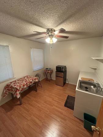 $1,350 / 2br - Mini-apartment type (Winnetka)63700958301569120