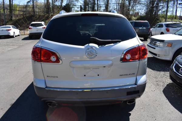 2011 BUICK ENCLAVE CX WITH 3RD ROW SEATING AND 142,000 MILES - $7,500 (Greensboro 4206 United ST)63502490962817123