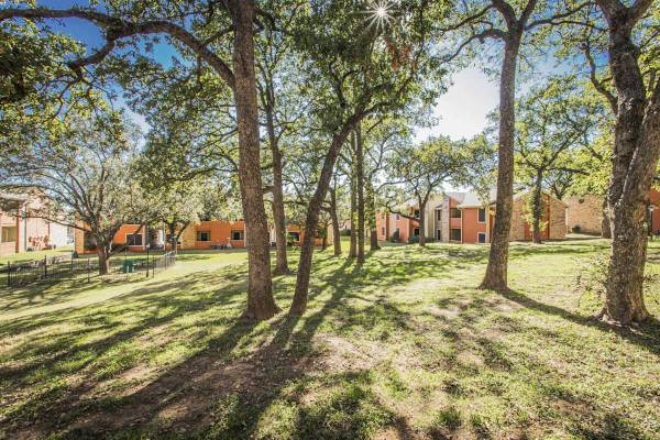 $1,225 / 2br - 887ft2 - ¡Solicita hoy, muda este otoño! (1400 Shady Ln, Bedford, TX)63796578334211120