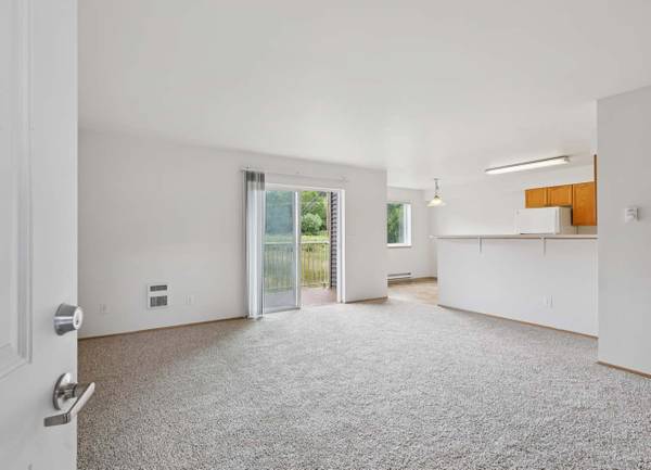 $2,020 / 2br - Área de comedor en barra, vida sin mantenimiento, sala comunitaria (8510 212th St NE, Arlington, WA)63688296285953120