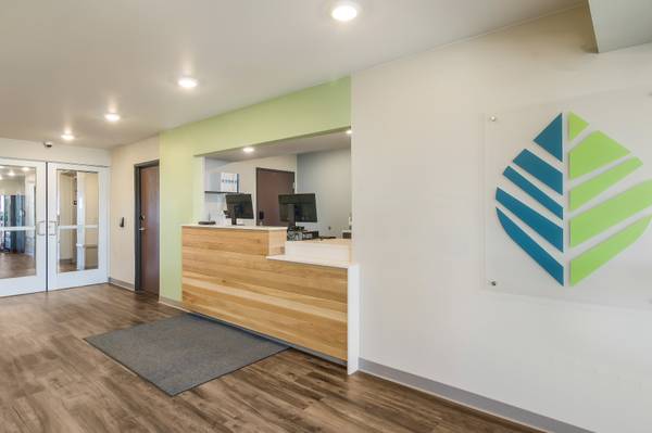 $1,350 / 1br - Tarifas semanales y mensuales bajas, a 4 millas del Salón de la Fama y Museo de RV (810 E Windsor Ave, Elkhart, IN)63665996227971124