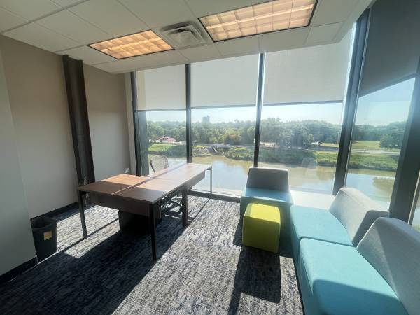 $2,850 / 213ft2 - 15% DE DESCUENTO en Ventanas de Piso a Techo | Vistas al Río Trinity | Espacio de Oficina (1751 River Run Westbend, Suite 200, Fort Worth)63867601964161120