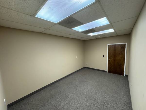 $399 / 400ft2 - Consultorio Médico Recién Renovado en Alquiler (Oakhurst)63612017628163123