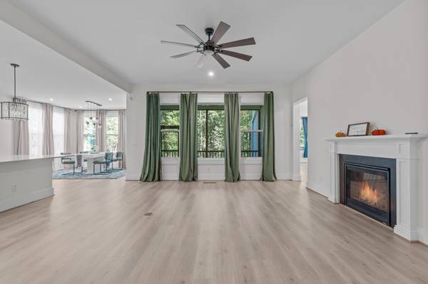 $724,000 / 4br - 3292ft2 - Craftsman Style Home on a Large Level Lot (Willow Spring)64204222940674122