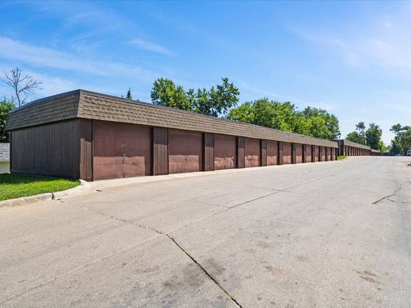 $840 / 1br - 814ft2 - Shoot Hoops, Walk Trails, Dive in the Pool! (470 Quail Ct SW, Cedar Rapids, IA)63863567049987124